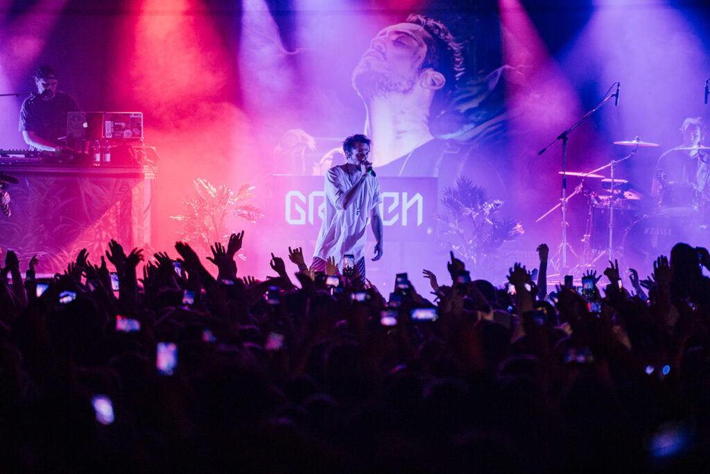 Rapper Greeen live mit feierndem Publikum