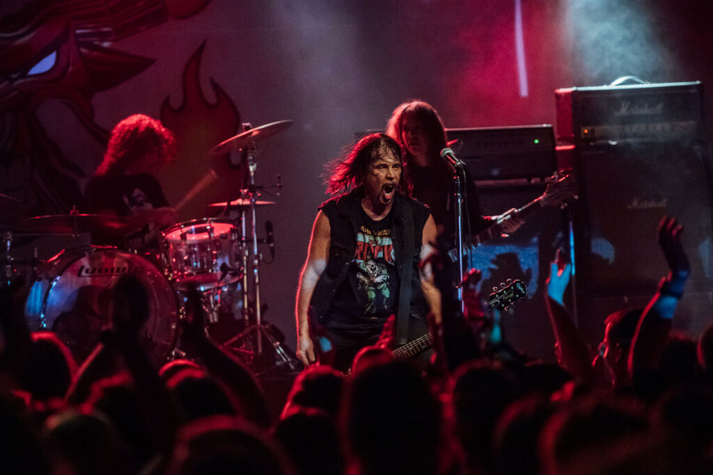 Metal Band Monster Magnet live mit feierndem Publikum